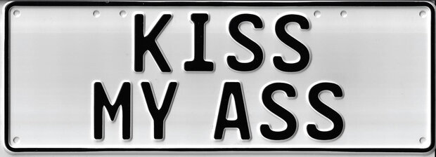 Schild mit schwarzer Schrift auf weißem Hintergrund und der englischen Aufschrift ‚KISS MY ASS‘.
